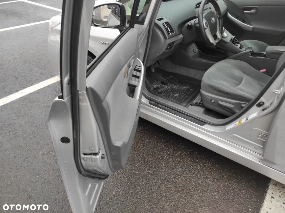 Toyota Prius (Hybrid) Life - 18