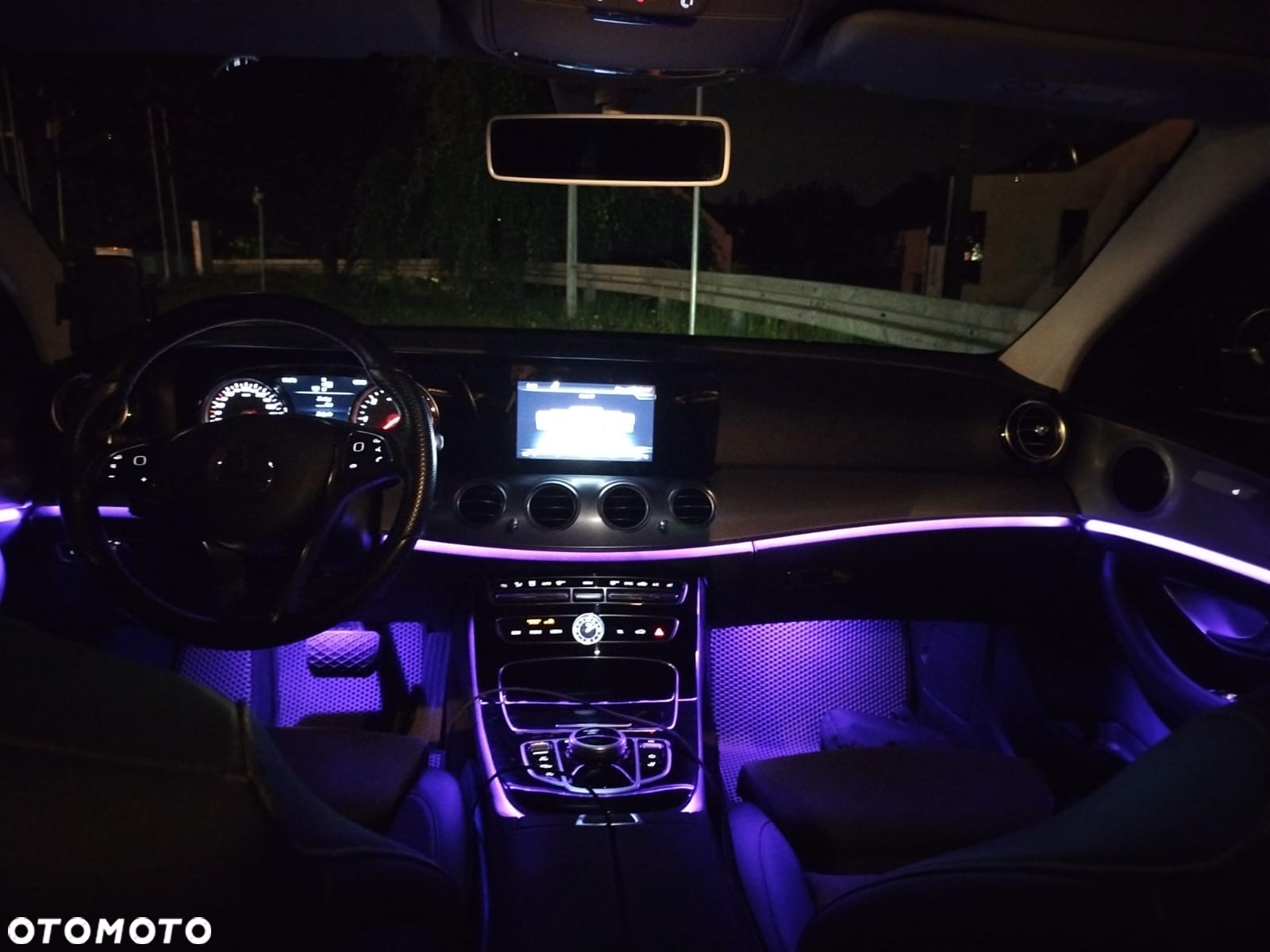 Mercedes-Benz Klasa E 220 d 4Matic T 9G-TRONIC Avantgarde - 29