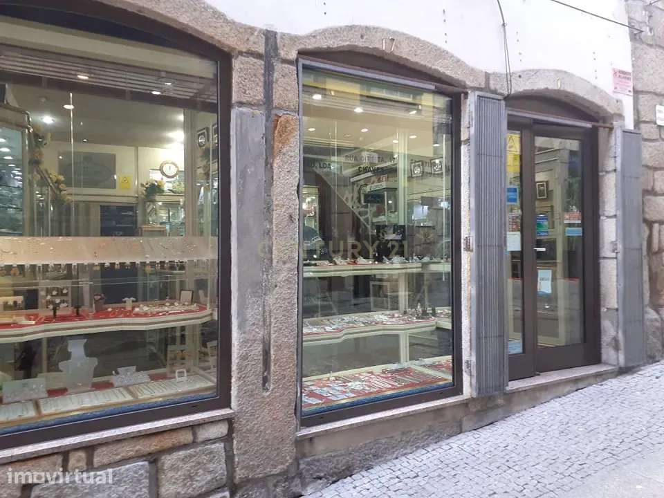 Prédio de gaveto no centro histórico de Chaves - Grande imagem: 2/22