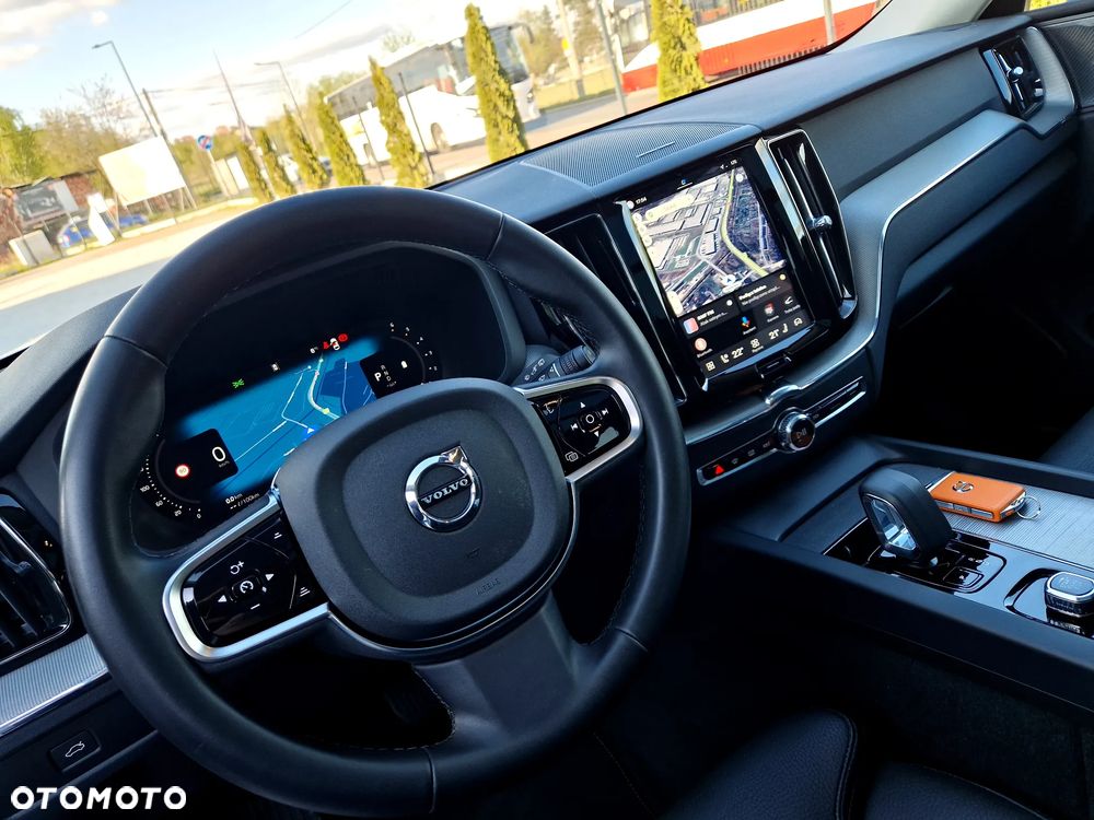 Volvo XC 60 B4 D Plus Dark - 25
