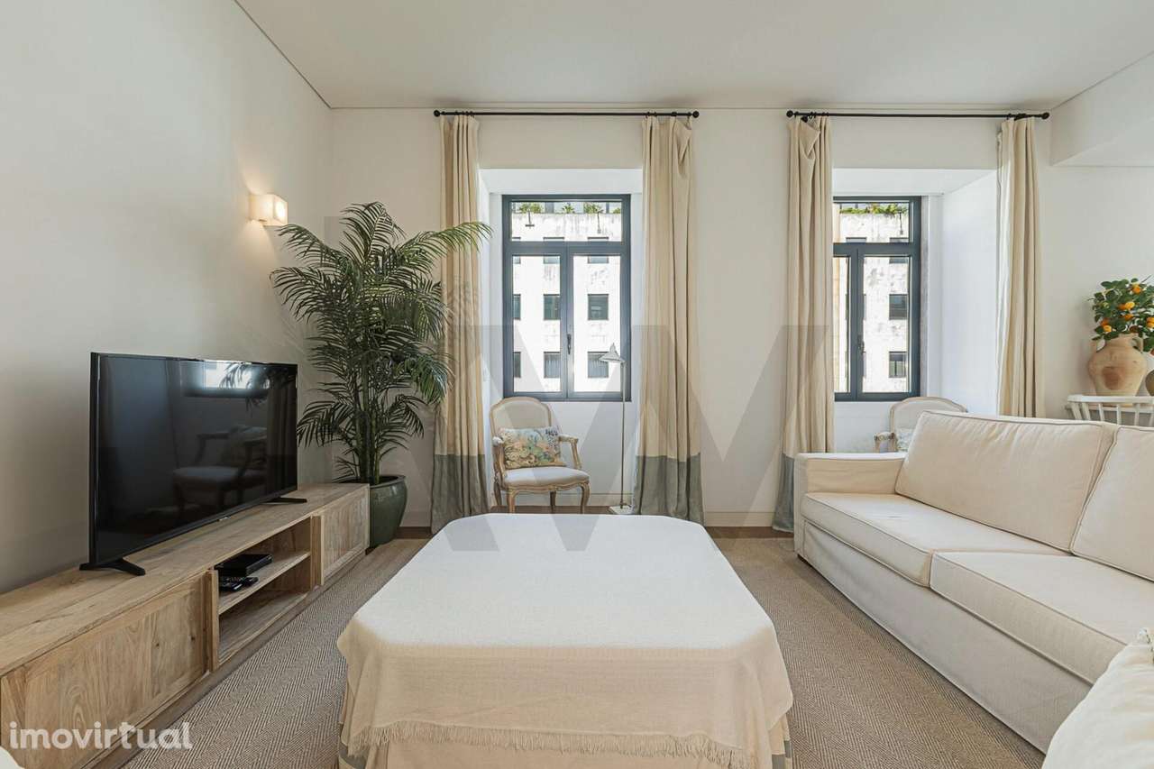 Apartamento T2 com Garagem e Varandas junto à Avenida da Liberdade - Grande imagem: 2/46