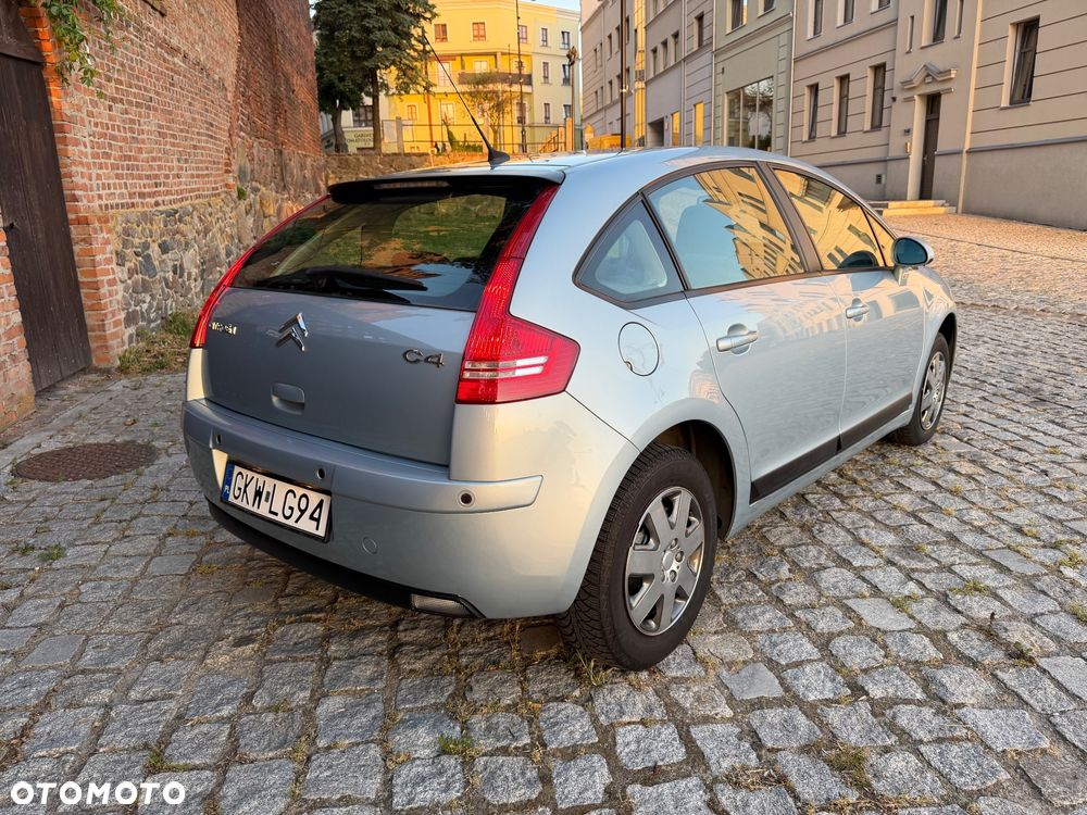 Citroën C4 1.6 16V Confort - 4