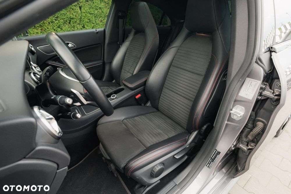 Mercedes-Benz CLA 220 4-Matic AMG Line - 13