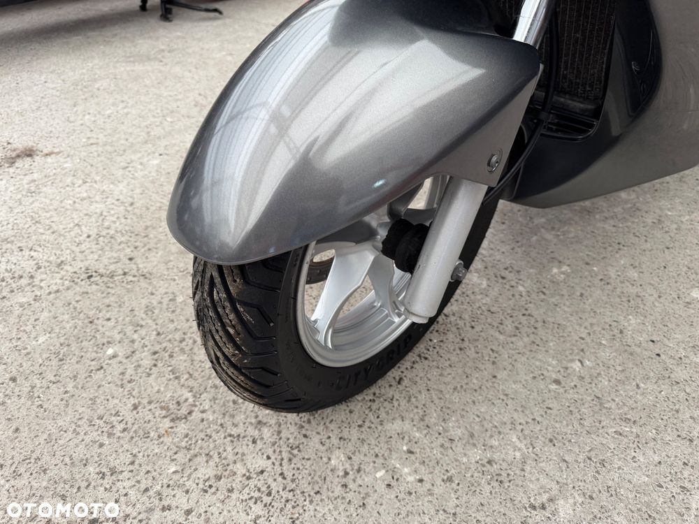 Suzuki Burgman - 16