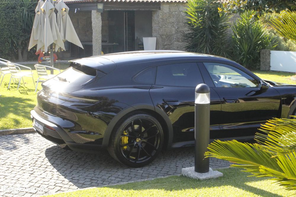 Porsche Taycan Cross Turismo 4 - 5