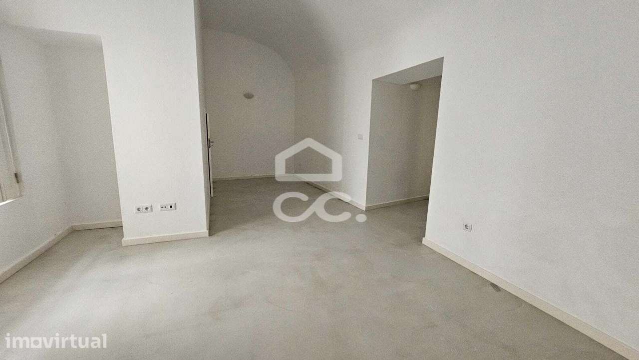 Apartamento t2 para arrendamento, zona do castelo, sem mobiliário - Grande imagem: 2/19