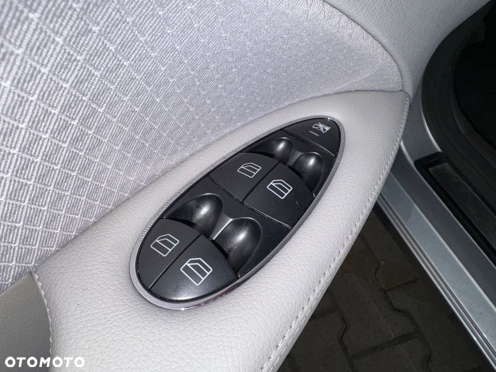Mercedes-Benz Klasa E 280 4Matic Automatik Elegance - 24