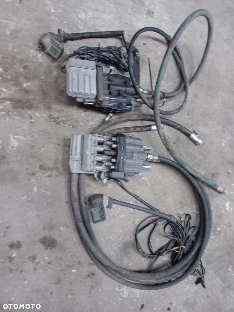 ROZDZIELACZ jojstick,konsola,adaptacja,EasyDrive LCS,claas,quick,valtra,open center PB,10570150-18,5101067,5101115,5101106. - 2