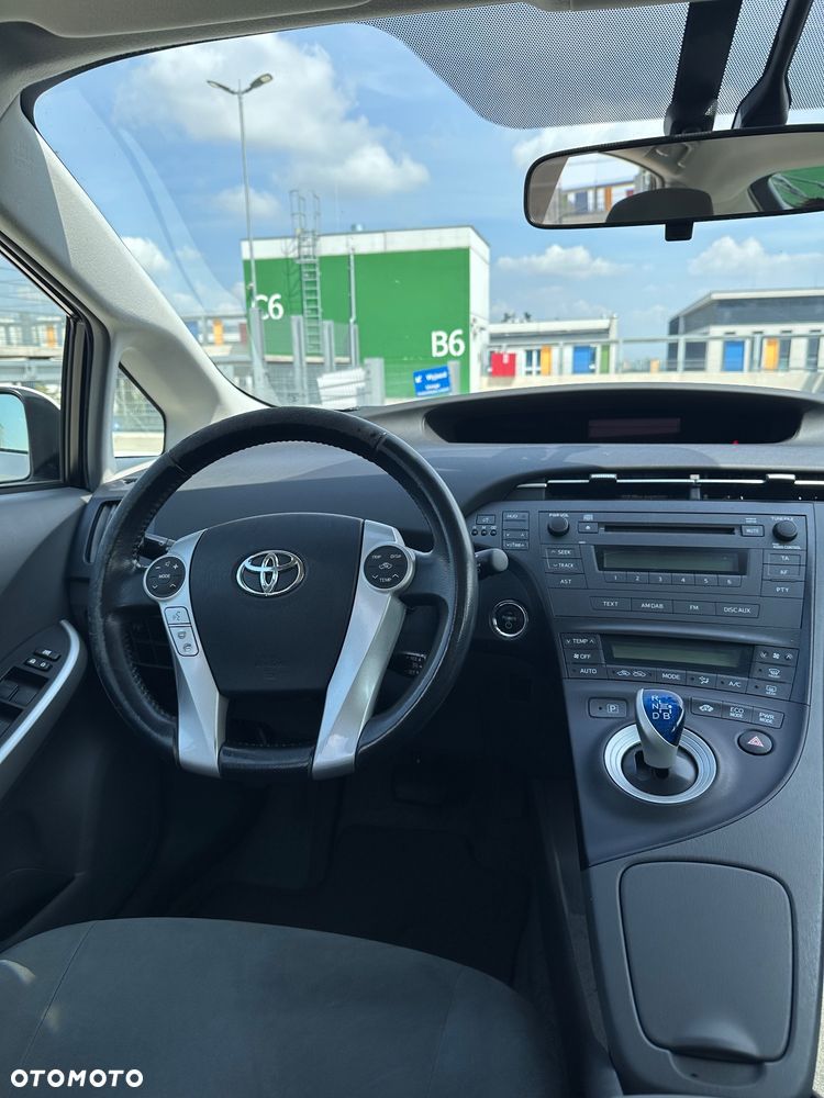 Toyota Prius (Hybrid) Life - 9