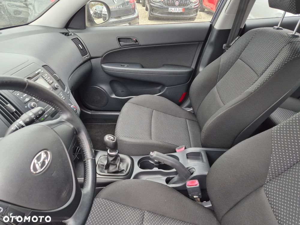 Hyundai i30 blue 1.4 - 11