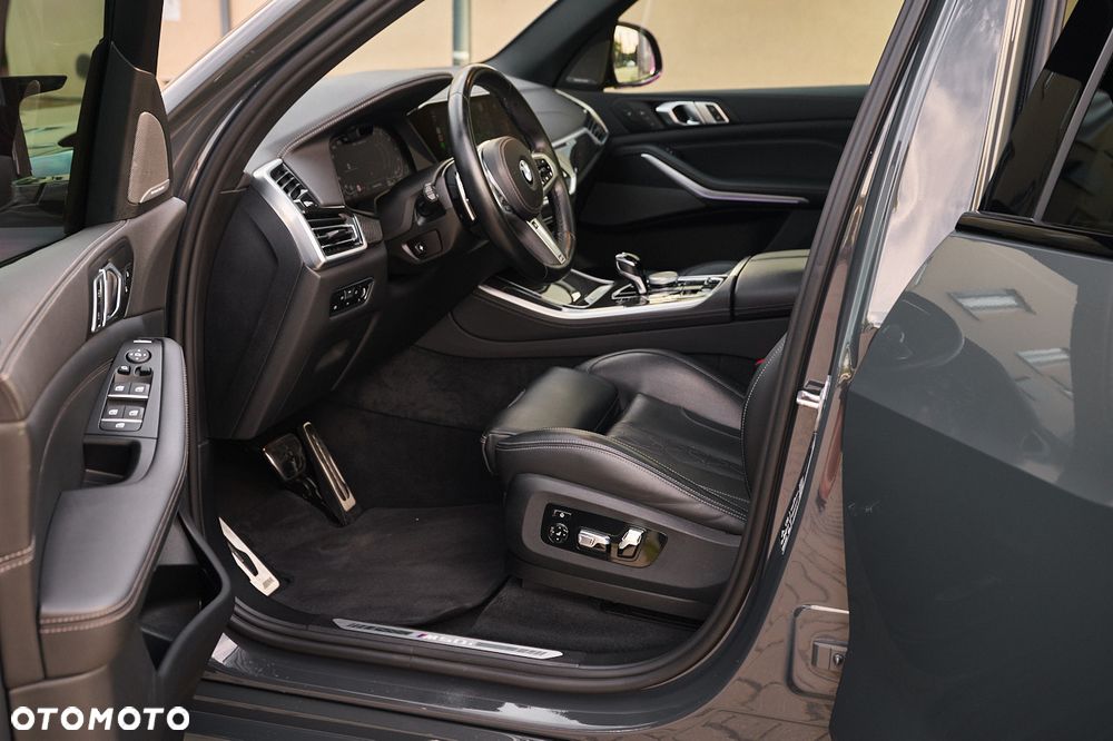 BMW X5 M M50i - 26