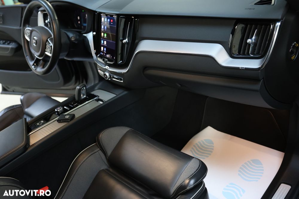 Volvo XC 60 B4 MHEV AWD R-Design - 34