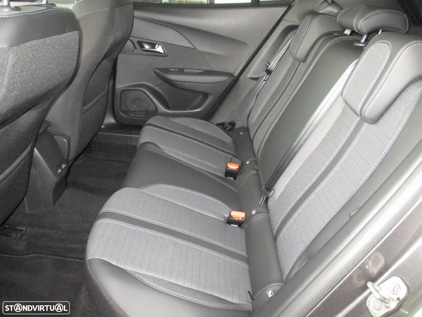 Peugeot 2008 1.5 BlueHDi Allure Pack - 15
