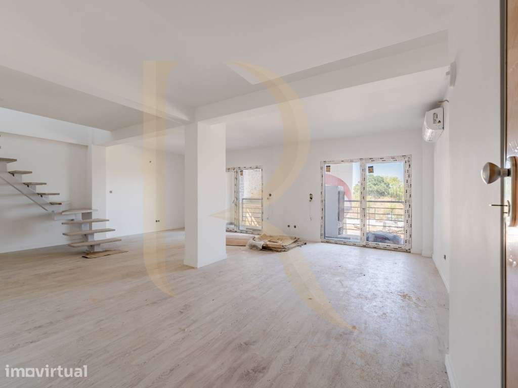 Apartamento T3 duplex com parqueamento e arrecadação com condomínio... - Grande imagem: 2/19