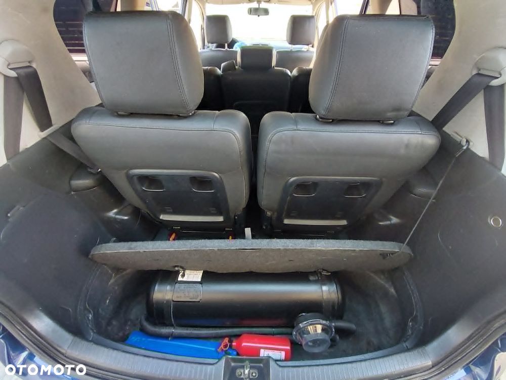 Toyota Avensis Verso Executive - 11