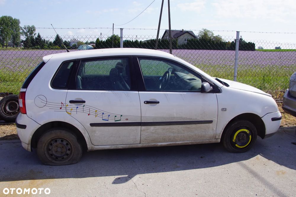 Auto na części - Volkswagen Polo IV 9N 1.2 54 KM AWY FSP LB9A 2002R Silnik Skrzynia Drzwi Maska Błotnik Zderzak Klapa Lampa Lusterko Klamka Szyba Deska Kokpit Sterownik Moduł Czujnik Licznik Panel Kierownica - 3