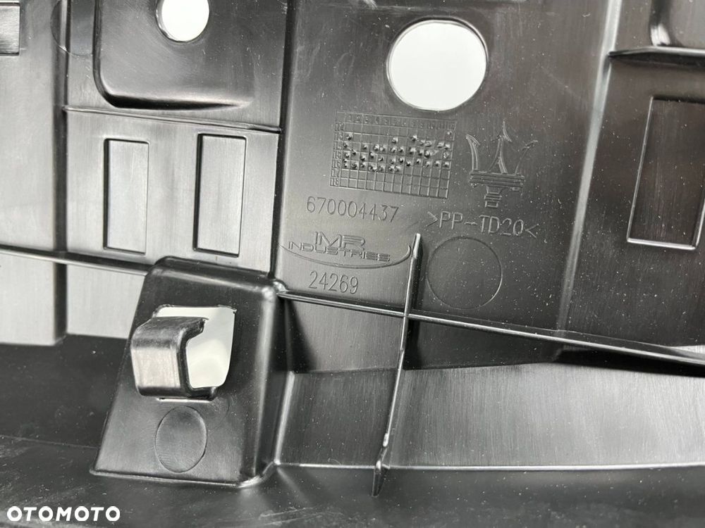 Ślizg Maserati Ghibli 13-24r. przednie środkowe mocowanie górnej listwy atrapy zderzaka NOWE - 4