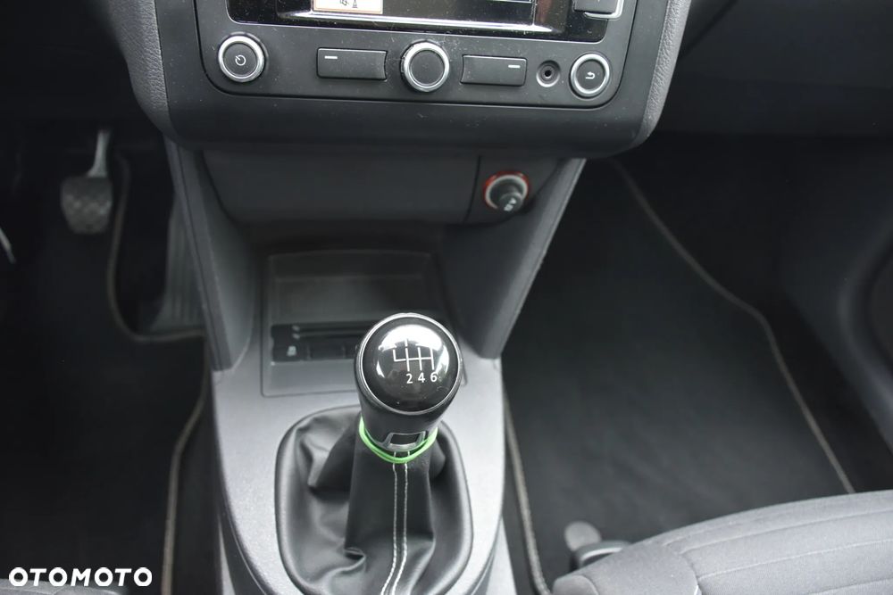 Volkswagen Touran 2.0 TDI DPF BlueMotion Technology STYLE - 25