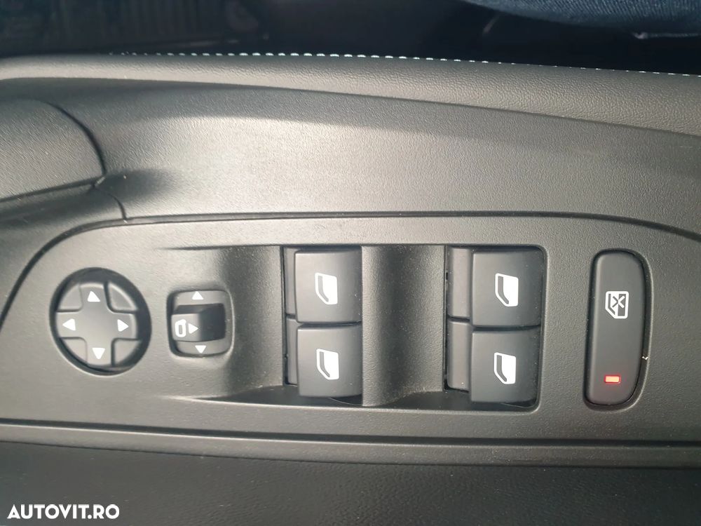 Peugeot 2008 1.2 L PureTech STT Allure - 31