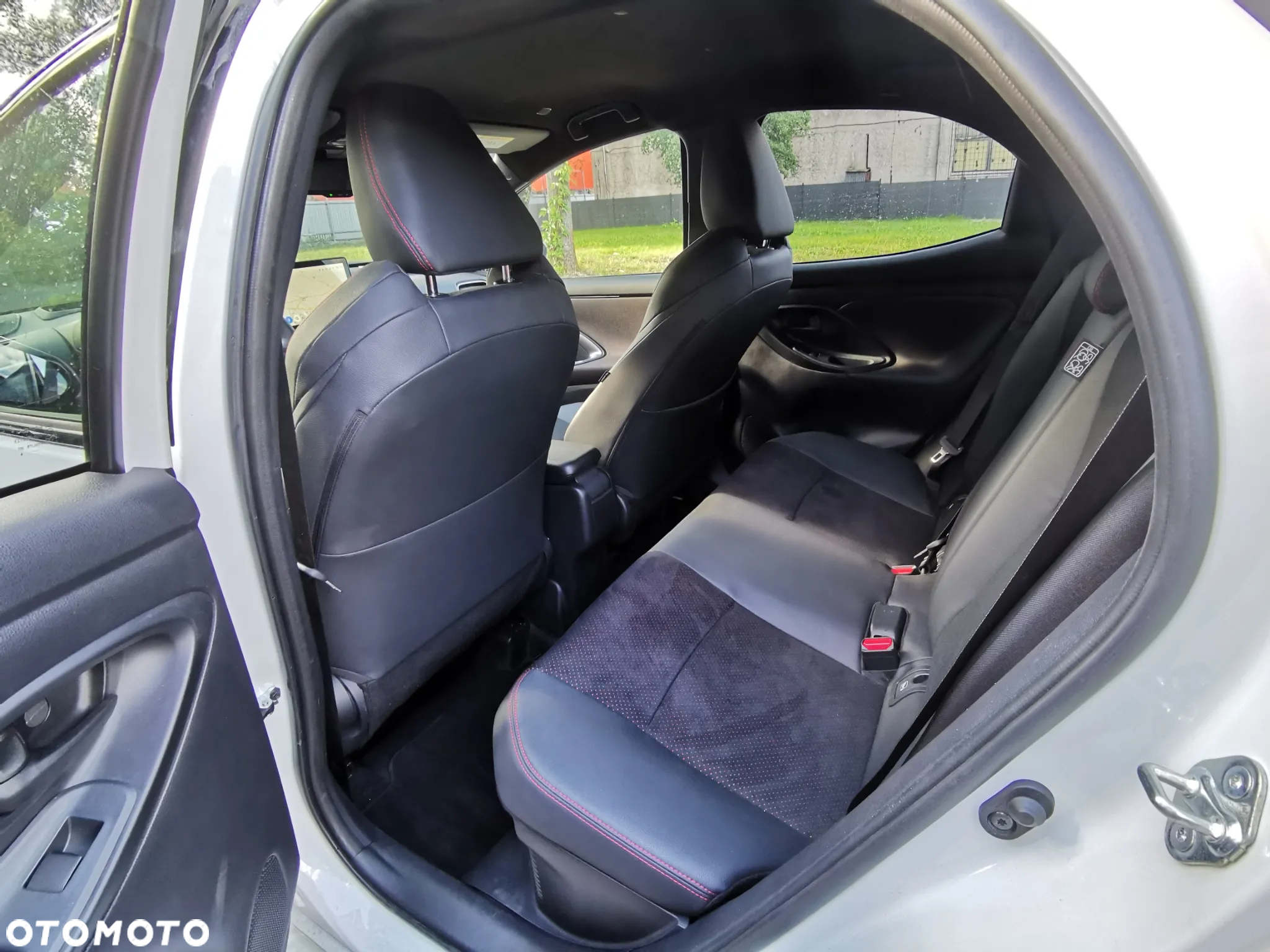 Toyota Yaris Hybrid 1.5 GR Sport - 11