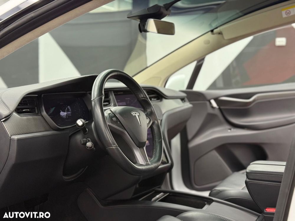 Tesla Model X - 12