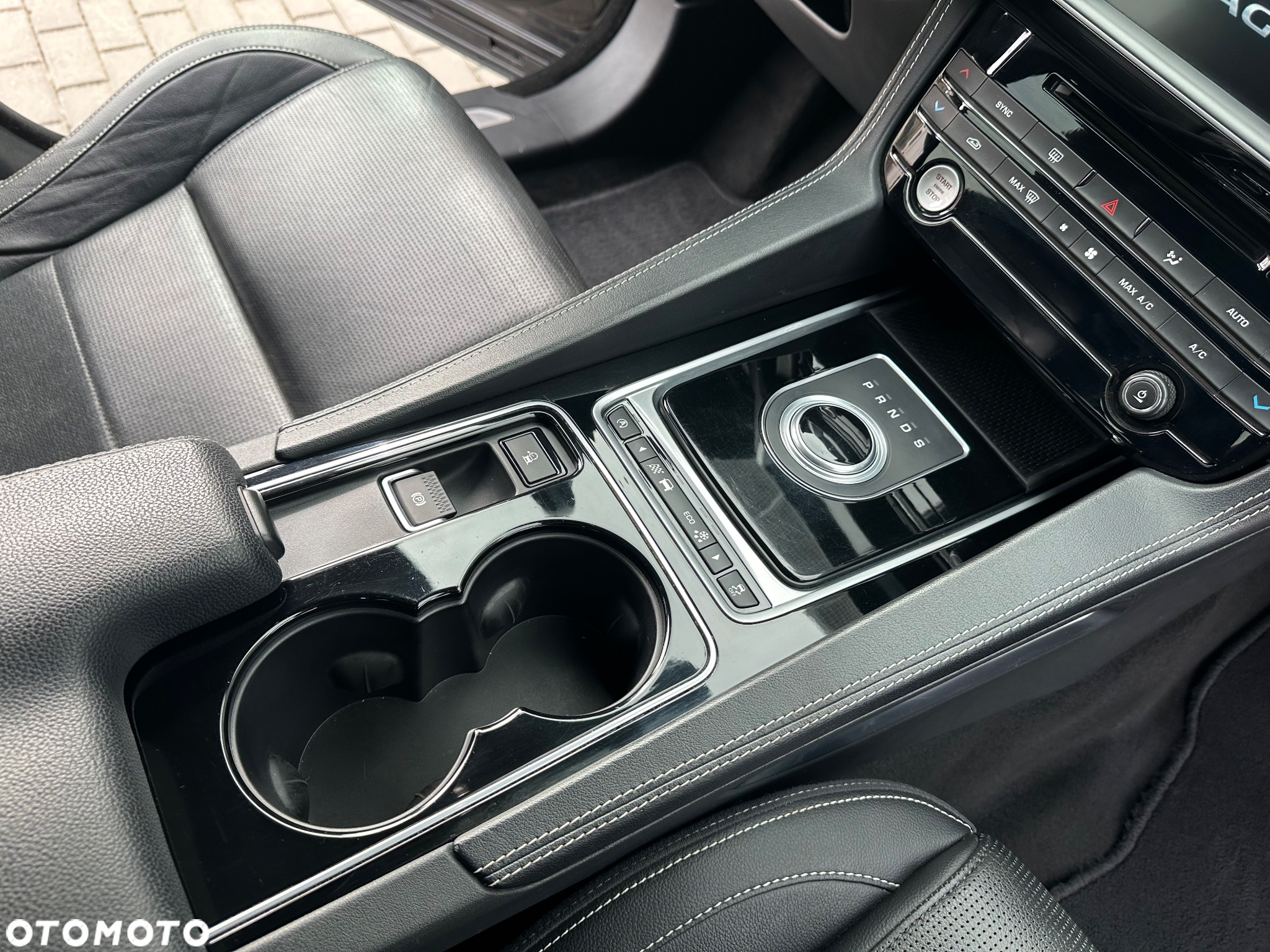 Jaguar F-Pace 2.0 i4D AWD R-Sport - 24
