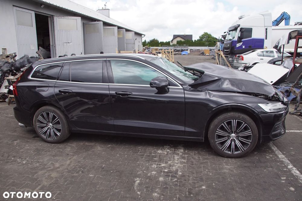 Auto na części - Volvo V60 II 2.0 D4 190 KM D4204T14 TG-81SC 717 2020R Silnik Skrzynia Drzwi Błotnik Zderzak Lampa Lusterko Klamka Szyba Deska Kokpit Sterownik Moduł Czujnik Licznik Wyświetlacz Panel Kierownica - 2