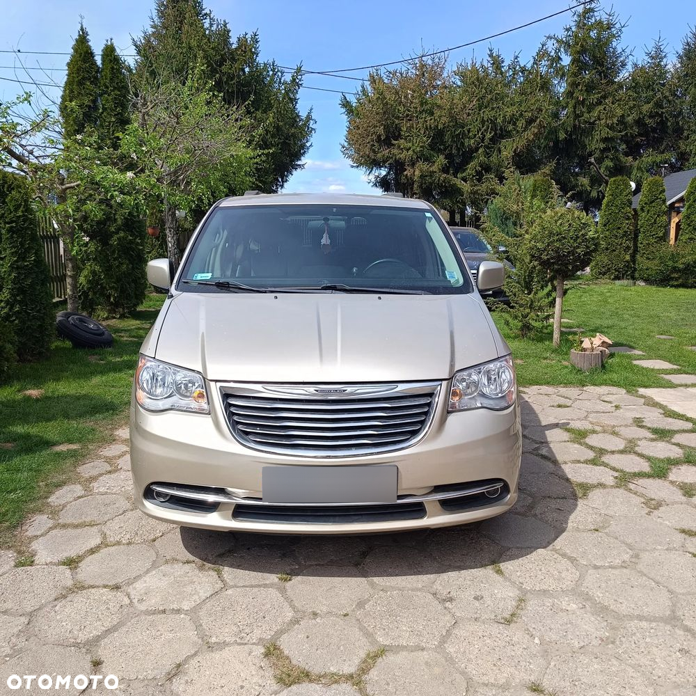 Chrysler Town & Country - 2