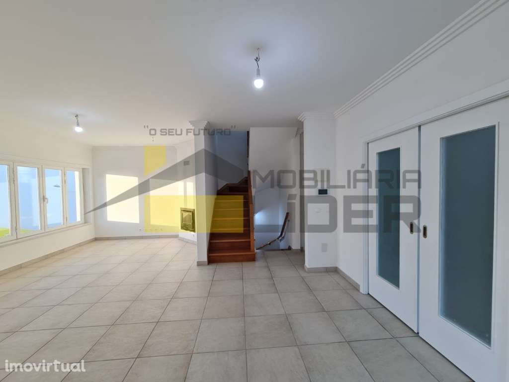 Moradia com 3 pisos T4 no centro da Ericeira Próximo as praias - Grande imagem: 5/32