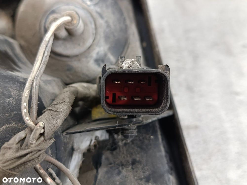 LAMPA TYLNA PRAWA CHRYSLER PACIFICA I - 7