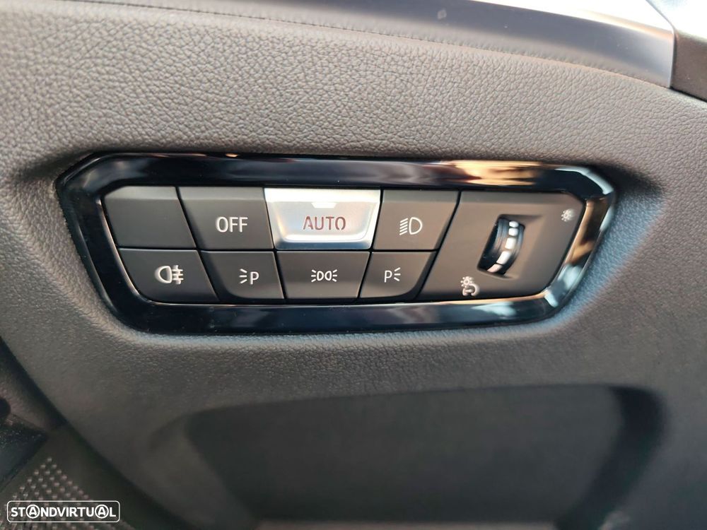 BMW 320 d Touring Pack Desportivo M Auto - 26