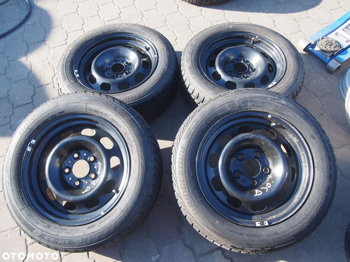 BMW F30 F31 E90 E91 E92 5x120 IS31 205/60R16 92H - 1