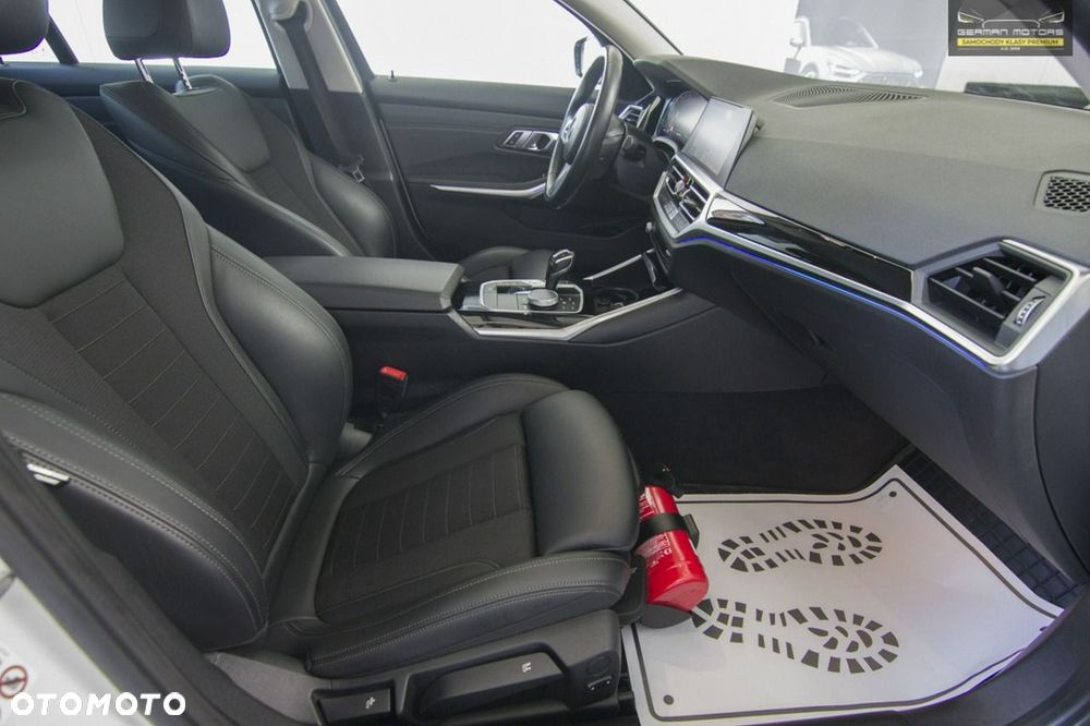 BMW Seria 3 318i Sport Line - 31