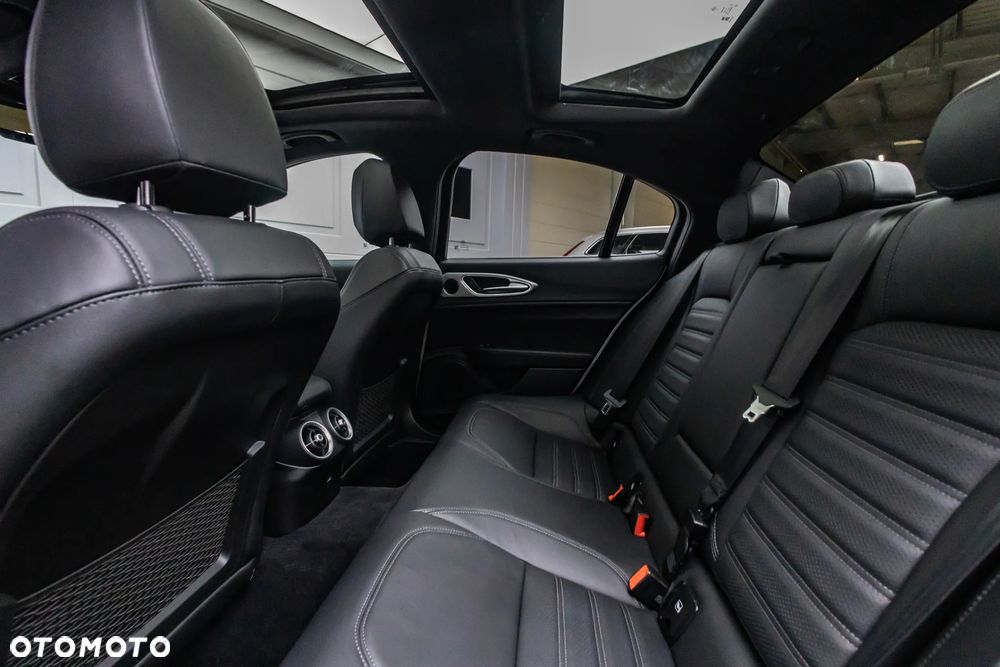 Alfa Romeo Giulia 2.0 Turbo 16V AT8-Q4 Veloce - 25