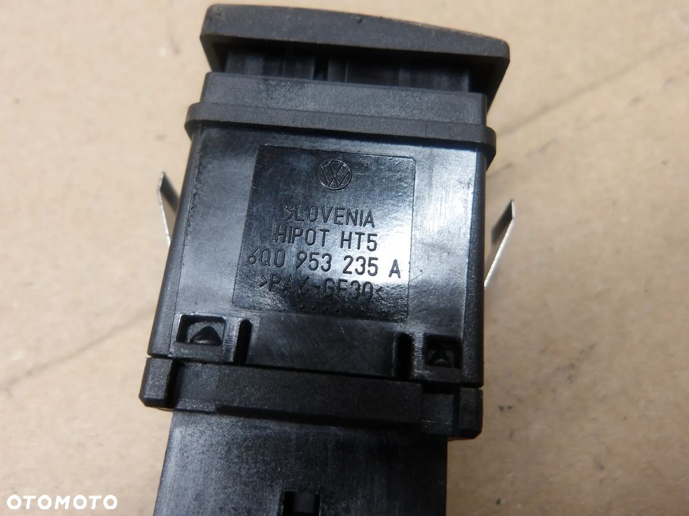VW POLO IV 9N 3D 1.4B WŁĄCZNIK ŚWIATEŁ AWARYJNYCH 6Q0953235A - 3