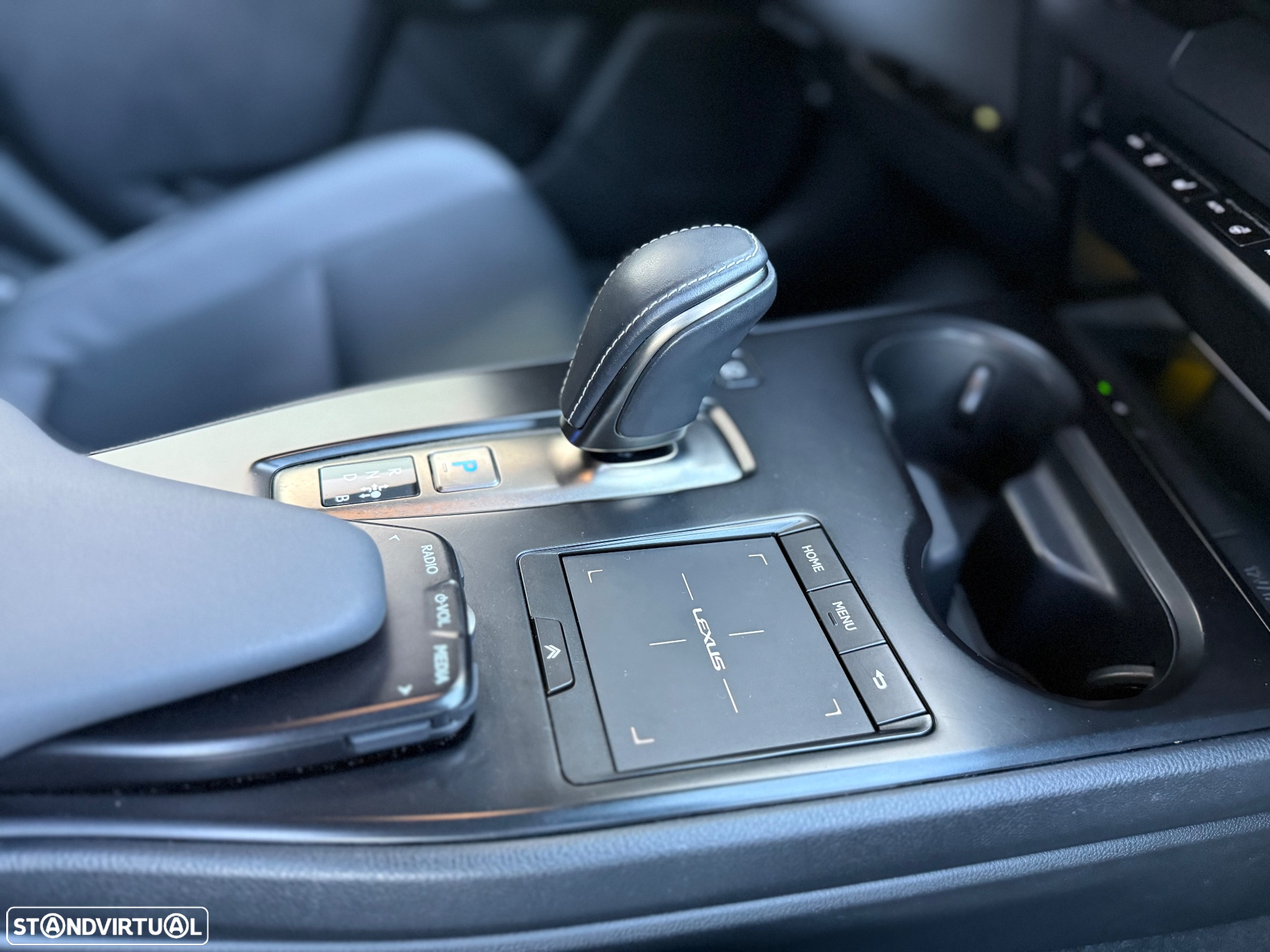 Lexus UX 300e Premium - 32