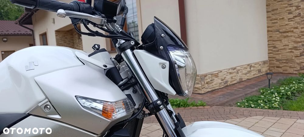 Suzuki GSR - 32