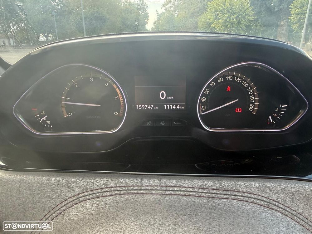 Peugeot 208 - 8