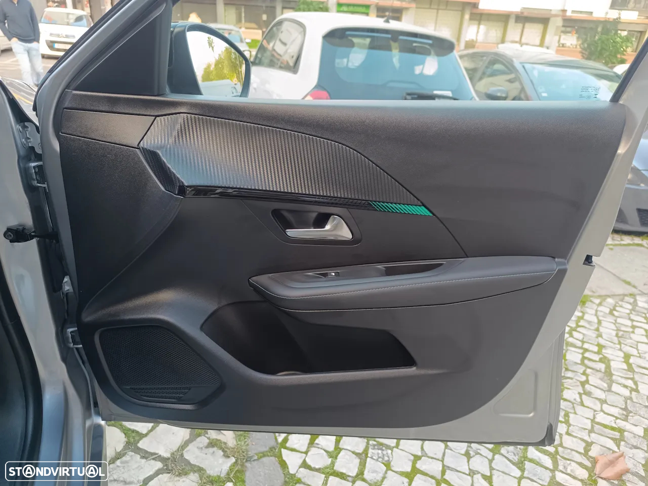 Peugeot 208 PureTech 100 EAT8 Allure - 26
