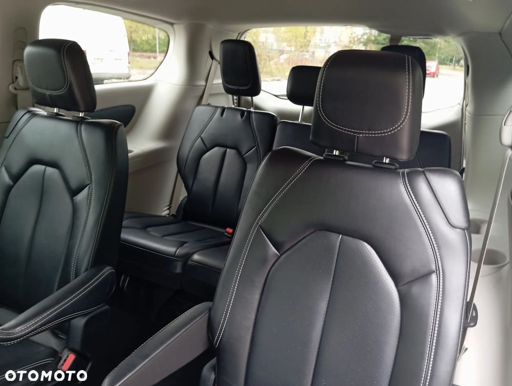 Chrysler Pacifica - 16