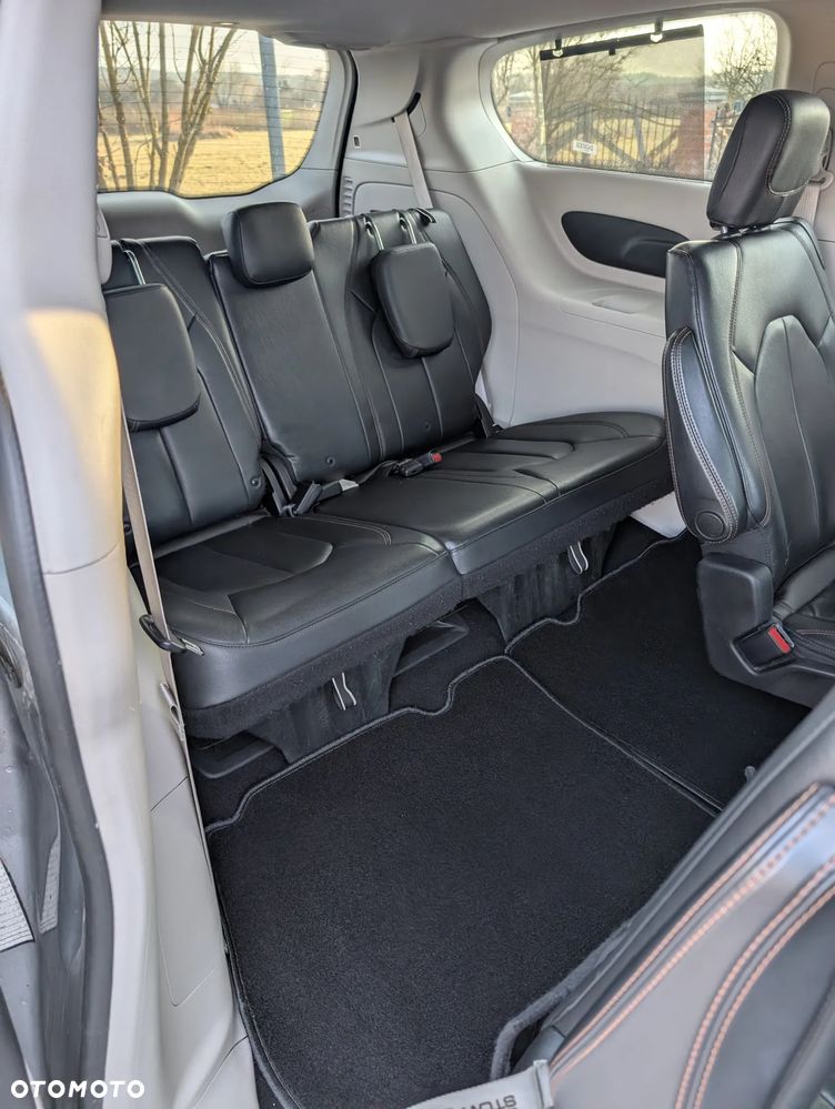 Chrysler Pacifica - 10
