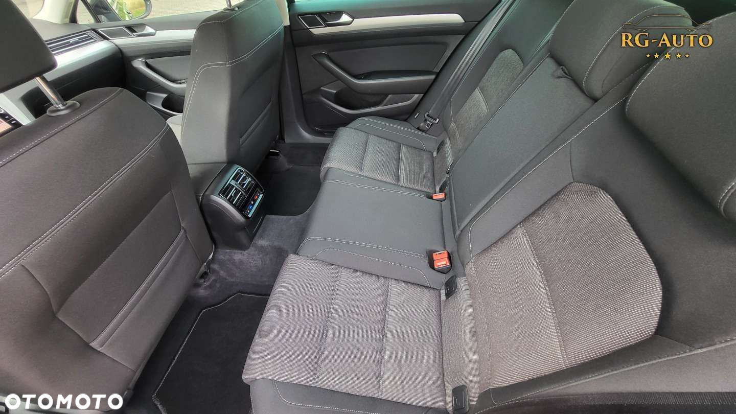 Volkswagen Passat - 31