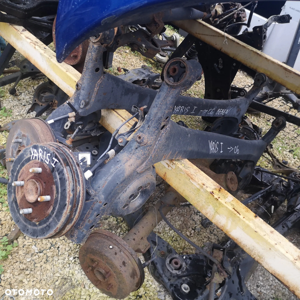 BELKA ZAWIESZENIA TYŁ BĘBEN TOYOTA YARIS I 99-06