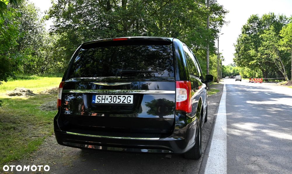 Chrysler Town & Country - 11