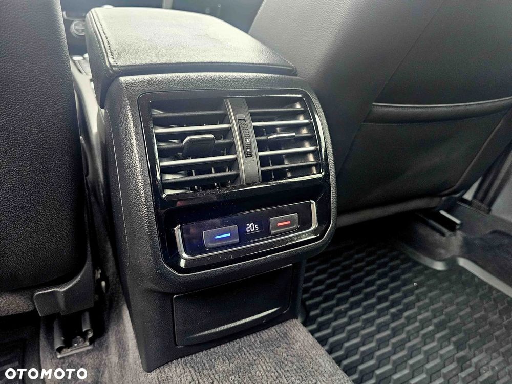 Volkswagen Passat Variant 2.0 TDI SCR 4Motion DSG Highline - 20