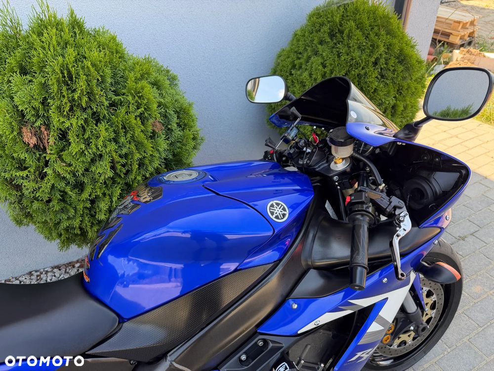 Yamaha R1 - 24