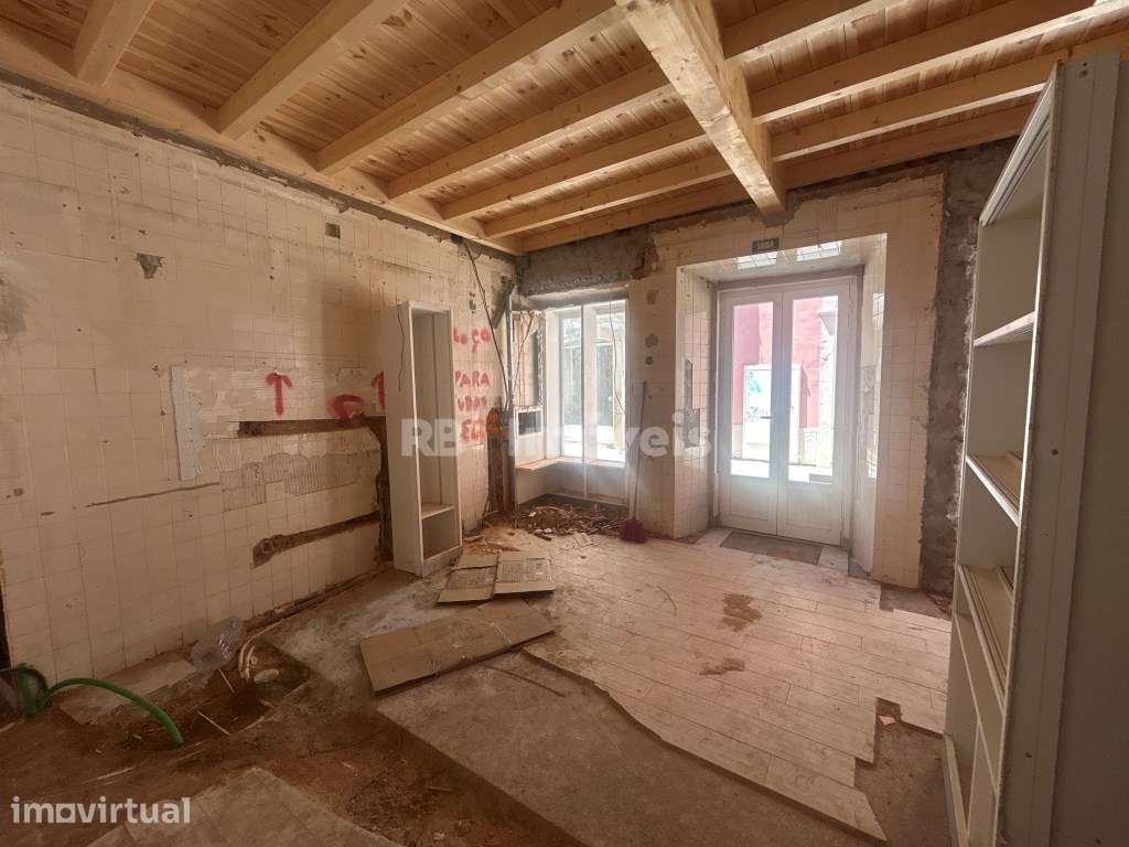 Moradia por terminar renovação no centro histórico de Tomar - Grande imagem: 3/18