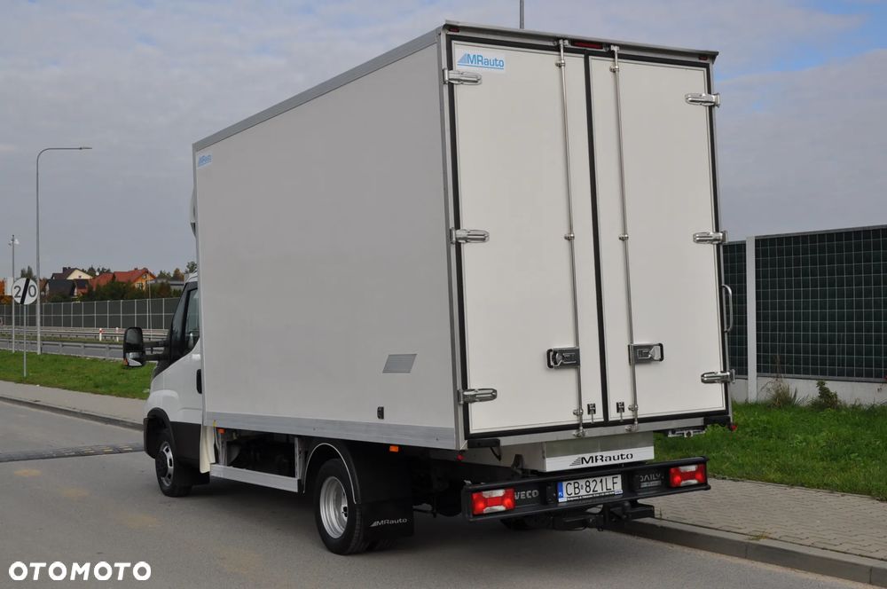 Iveco DAILY AUTOMAT CHŁODNIA MROŹNIA IZOTERMA CARRIER HI-MATIC NA BLIŹNIAKU KRAJOWE BEZWYPADKOWE ZASILANIE ZEWNETRZNE 230 V - 4