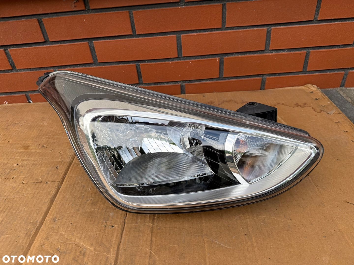 Hyundai i10 II 2013-2019 lampa przod prawa demontaz zwykla EU - 1