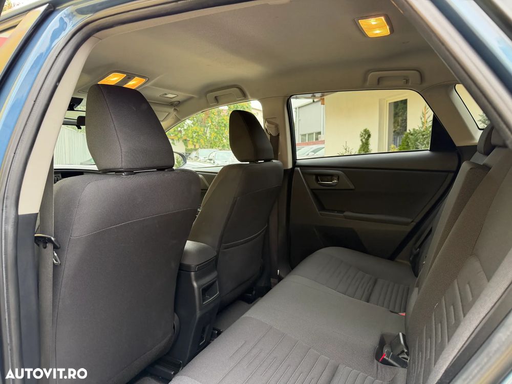 Toyota Auris 1.8 L VVT-i Sol + - 7